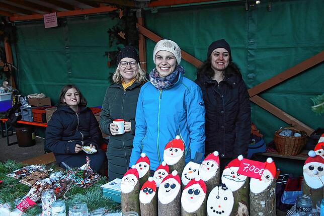 Bild 15: Gesang und Glühweinduft vor der Kirnachmühle: Der Unterkirnacher Weihnachtsmarkt lädt zum Verweilen