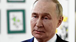 Auf diesem von der staatlichen russischen Nachrichtenagentur Sputnik via AP veröffentlichten Foto spricht der russische Präsident ...