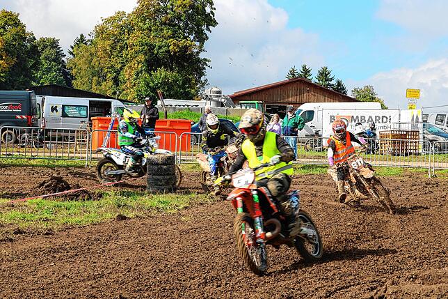 Bild 6: Geländemaschinen drehen auf: Motocross-Fahrer beweisen bei der Enduro-Challenge in Löffingen Geschicklichkeit und Mut