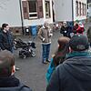 Informationsrunde: Ortstermin der SPD mit dem Vorsitzenden Alfred Winkler (Mitte) vor der alten Schule in Herten.