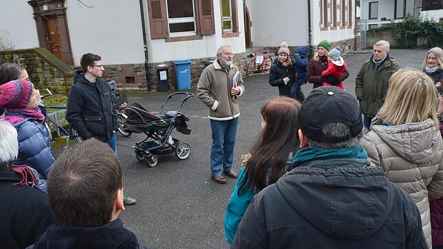 Informationsrunde: Ortstermin der SPD mit dem Vorsitzenden Alfred Winkler (Mitte) vor der alten Schule in Herten.