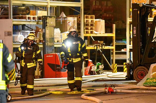 Feuerwehr-Großeinsatz in Pfohren: Es brennt in der Galvanik-Abteilung der Firma Aquatec.