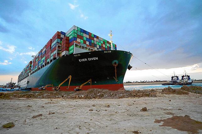 Hier war auch Material für die Region drin: Das Containerschiff “Ever Given„ ist im März 2021 im Suezkanal festgesetzt und ...
