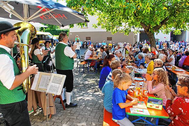 Verteilt über den Ort war für lauschige Plätzchen und musikalische Umrahmung gesorgt.