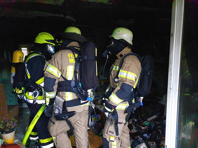 Über die Balkontüre verschaffte sich die Feuerwehr Zugang zu der Wohnung.