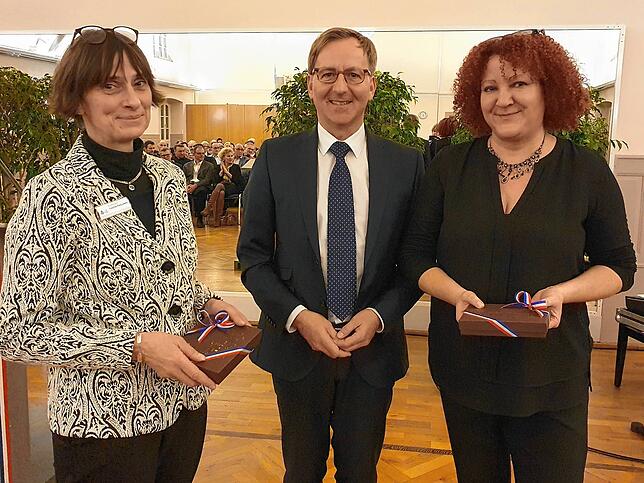 Bibliotheksleiterin Yvonne Radzuweit, Oberbürgermeister Philipp Frank und Kulturamtsleiterin Kerstin Simon (von links) beim Festakt im ...