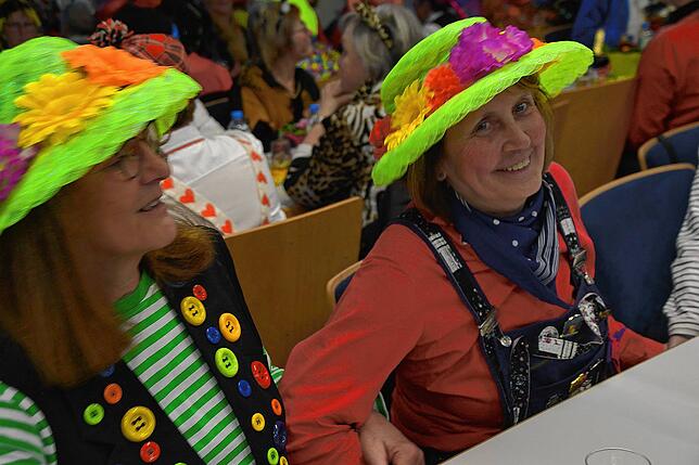 Bild 32: Rund 200 Frauen feiern im katholischen Pfarrsaal ausgelassen Fasnet