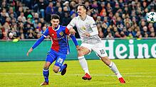 Auf Augenhöhe mit Zlatan Ibrahimovic (rechts): Der Deutsch-Italiener Raoul Petretta im Dress des FC Basel in der Champions League gegen ...