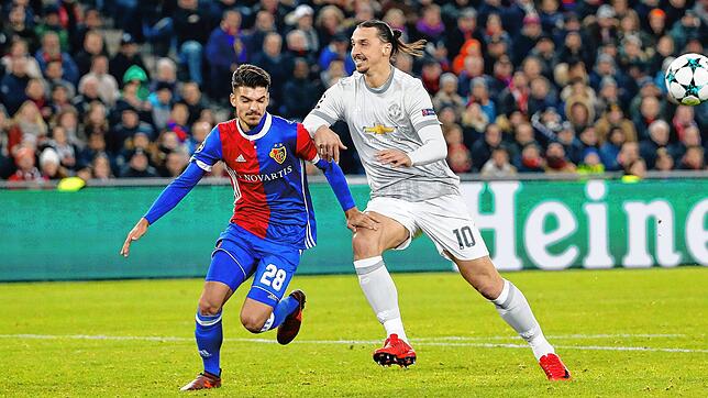 Auf Augenhöhe mit Zlatan Ibrahimovic (rechts): Der Deutsch-Italiener Raoul Petretta im Dress des FC Basel in der Champions League gegen ...