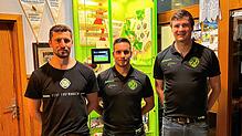 Pietro Morreale (Bildmitte) mit Jakob Prezer (links) vom Team Spielausschuss und Kevin Beyer (2. Vorsitzender). Bild: Verein
