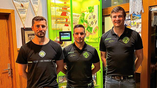 Pietro Morreale (Bildmitte) mit Jakob Prezer (links) vom Team Spielausschuss und Kevin Beyer (2. Vorsitzender). Bild: Verein