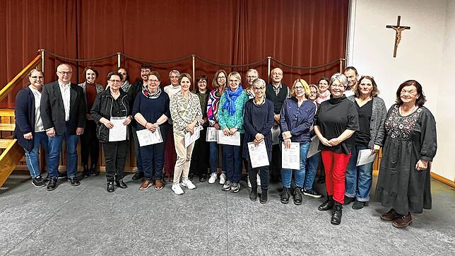Helfer der Nachbarschaftshilfe nehmen auch an Kursen teil: Die erfolgreichen Kursteilnehmer werden eingerahmt von Referentin Manuela ...
