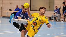 Lucas Farias-Veeser (am Ball) steuerte zwei Tore zum deutlichen Heimsieg der HSG Konstanz II über den TuS Helmlingen bei.