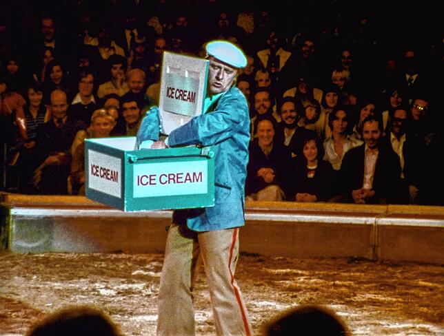 Emil Steinberger 1977 im Zirkus Knie als Eisverkäufer.