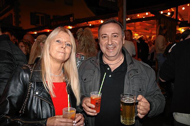 Bild 27: Wollmatinger Dorffest 2025: Wilde Engel bringen Stimmung und Partyfeeling pur