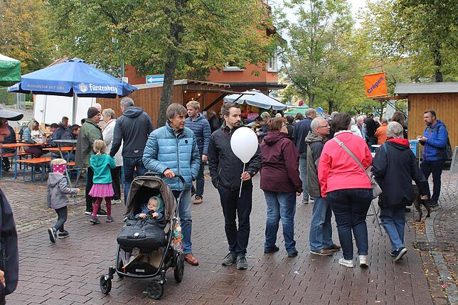 Unten: Die Witterung auf dem Herbstfest ist bestimmt von Nieselregen und einige stärkeren Schauern. Trotzdem kommen die Besucher.