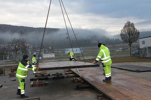 Der Aufbau der Blumberger Eisbahn erfordert Präzisionsarbeit. Bild: Reiner Baltzer