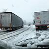 Nichts geht mehr: Wegen des starken Schneefalls am Donnerstagmorgen blieben die ersten Lastwagen bereits kurz hinter der Abfahrt ...