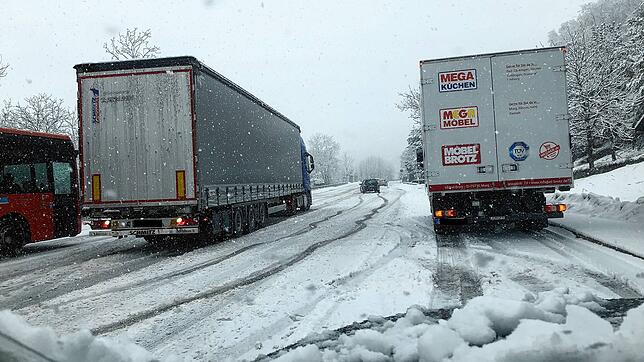 Nichts geht mehr: Wegen des starken Schneefalls am Donnerstagmorgen blieben die ersten Lastwagen bereits kurz hinter der Abfahrt ...