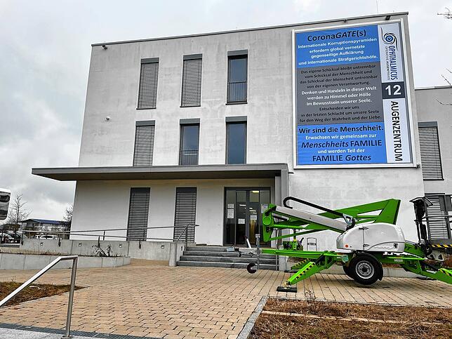 Für das Anbringen des Plakats hat sich Eckert eine Hebewagen gekauft.