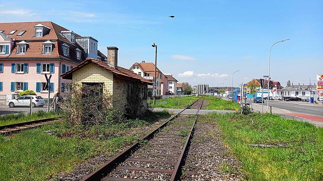 Das einstige Bahnwärterhäusle an der Ecke von Güter- und Ostendstraße ist ein Kleinod an der Bahnlinie Richtung Etzwilen, das derzeit ...