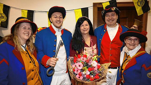 Rathausmitarbeiterinnen und Narren feiern gemeinsam im Sitzungssaal (von links): Zunftmeisterin Verena Horn, Büttel Marcekl Greber, ...