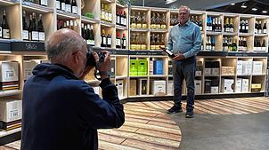 Mit dem Sucher auf der Suche nach Donaueschingern, die als Repräsentanten der Gegenwarts-Stadtgeschichte fungieren: Wolfgang Karrer an ...