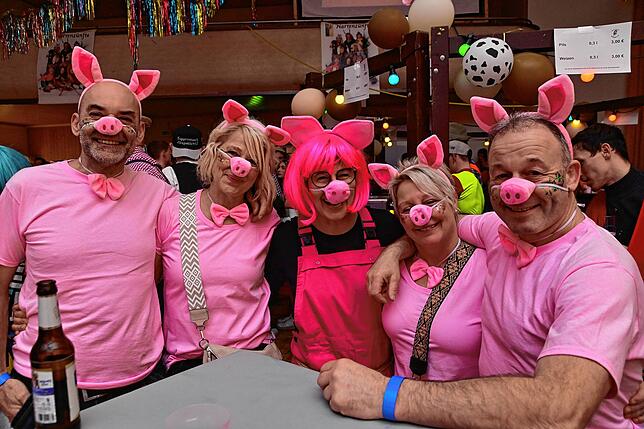 Bild 21: Tanzende Glücks-Schweine und ein echter Bulldog in der Halle: So lustig war der Erzknappenball
