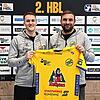 HSG-Geschäftsführer André Melchert (rechts) präsentiert Neuzugang Alexander Leindl, der ab sofort das Konstanzer Trikot tragen wird.