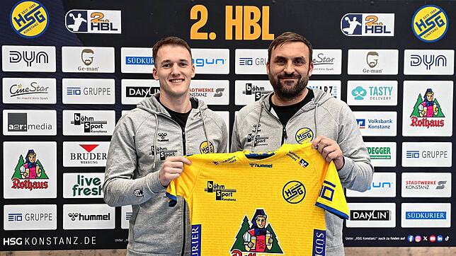 HSG-Geschäftsführer André Melchert (rechts) präsentiert Neuzugang Alexander Leindl, der ab sofort das Konstanzer Trikot tragen wird.