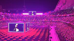 Auch wenn es keinen Punkt der Anrufer gab: Die Schweizerin Zoe Më sorgt in der „Arena plus“ für ein Lichtermeer.