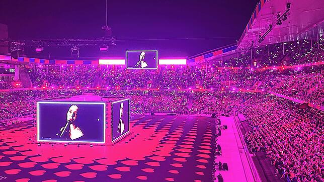 Auch wenn es keinen Punkt der Anrufer gab: Die Schweizerin Zoe Më sorgt in der „Arena plus“ für ein Lichtermeer.