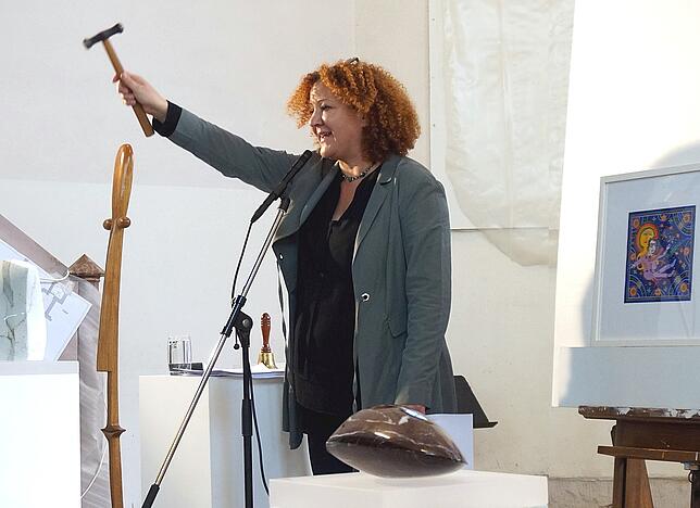 Kunst unterm Hammer: Kulturamtsleiterin Kerstin Simon als Auktionatorin.