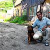 Nadim Chebbi, Initiator des Waldgartens in der Stockacher Dietsche, mit Hündin Amy vor dem maroden Holzhaus, das später einmal zum ...