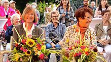 Bei der Vernissage zur neuen Blumenschau, die im Kapuziner in Überlingen gezeigt wird: Dekanin Regine Klusmann (links) und Landesmutter ...