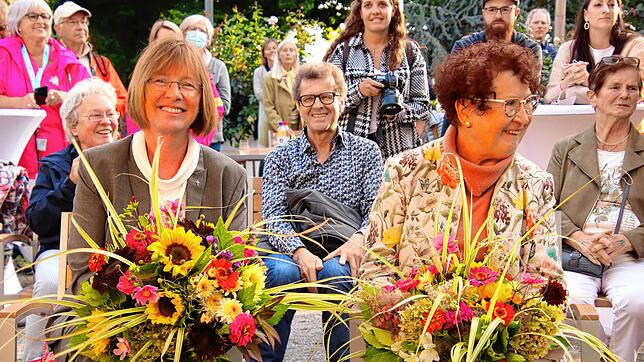 Bei der Vernissage zur neuen Blumenschau, die im Kapuziner in Überlingen gezeigt wird: Dekanin Regine Klusmann (links) und Landesmutter ...