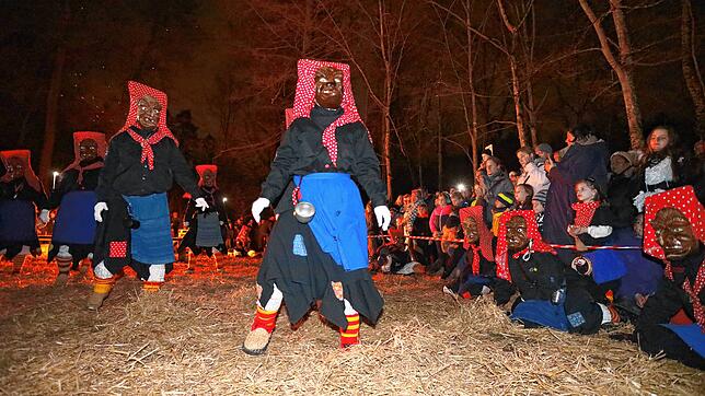 Bild 18: Konstanzer Fasnacht: Im Uniwald tanzen Narren und Mäschgerle am Feuer