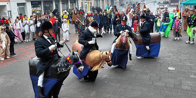 Die Springreiter machen sich auf der Marktstätte warm.