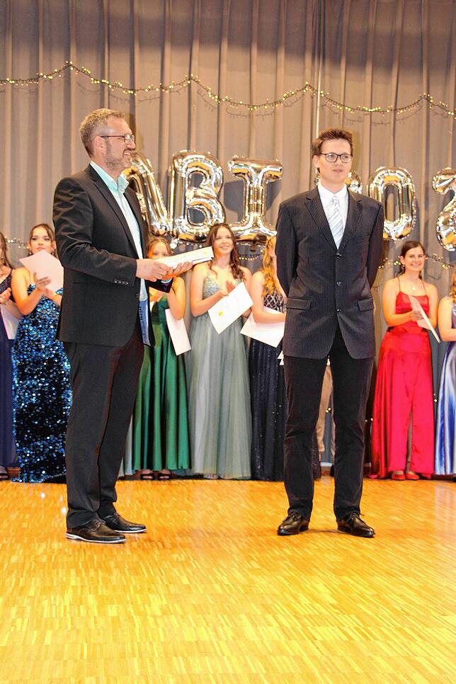 Bei der Zeugnisübergabe im Sauldorfer Bürgerhaus. Links im Bild Lehrer Ralf Kiechle, rechts David Gosztonyi.
