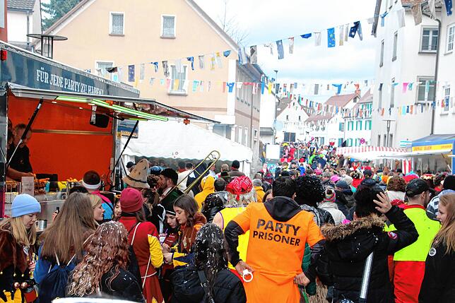 Umzug am Fasnetsmändig in Meßkirch: Nach dem Umzug wird in der Innenstadt gefeiert.