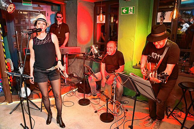 Four Little Birds zwitscherten im „Hausverbot“ Pop- und Rock-Evergreens.