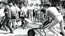Ein Bild vom ersten Schlossfest im Jahr 1984: Hoch her ging es damals bei den Schlossspielen. Überhaupt bestand und besteht das Programm ...