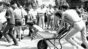 Ein Bild vom ersten Schlossfest im Jahr 1984: Hoch her ging es damals bei den Schlossspielen. Überhaupt bestand und besteht das Programm ...