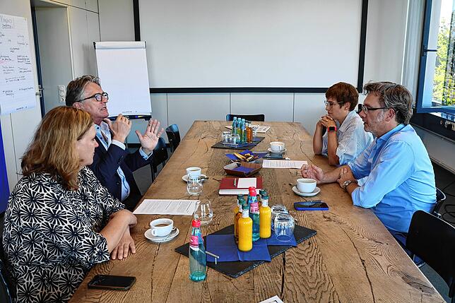 Luchas Mitarbeiterin Anna Wiech (v.l.), der Minister, Politikredakteurin Angelika Wohlfrom und Chefredakteur Stefan Lutz beim ...