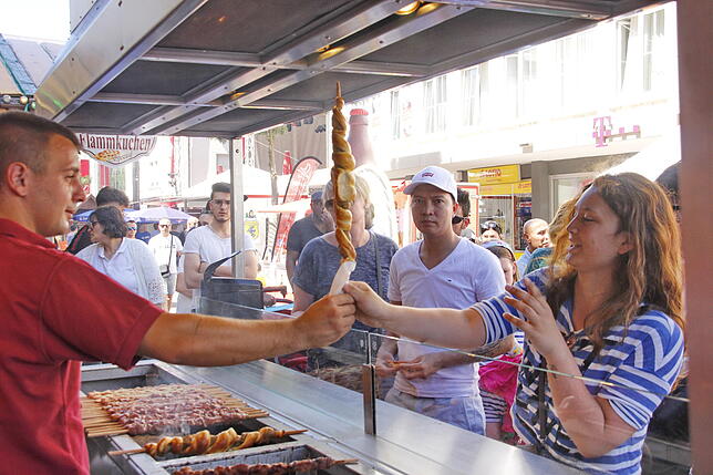 Für jeden Geschmack war etwas geboten: Bei Hunger trotz Hitze kam manchem ein Riesengrillspieß gerade recht.