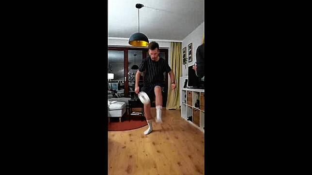 Trotz Corona-Krise immer am Ball, oder besser gesagt an der Klopapierrolle: die Fußballer der SG B.A.T./K.L.