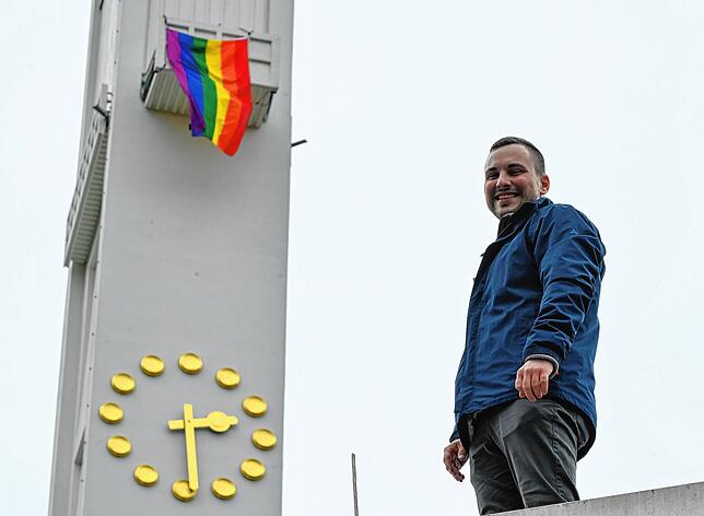 In Radolfzell hisste man schon vor einiger Zeit eine Regenbogen-Flagge am Kirchturm von St. Meinrad. Hier ist Oberministrant Jonas Teige ...
