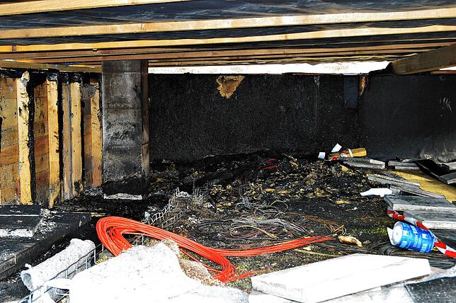 Die Brandstelle auf dem Dach des Zimmerei-Neubaus.