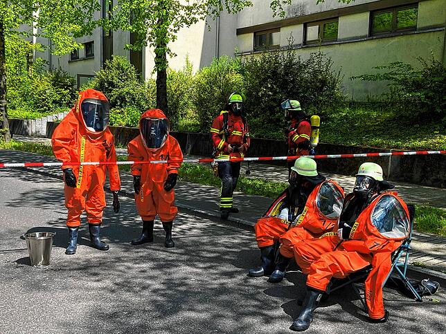 Reizgas-Notfall an Zeppelin-Realschule in Singen: Rettungskräfte sind im Großaufgebot vor Ort.