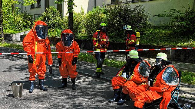 Reizgas-Notfall an Zeppelin-Realschule in Singen: Rettungskräfte sind im Großaufgebot vor Ort.